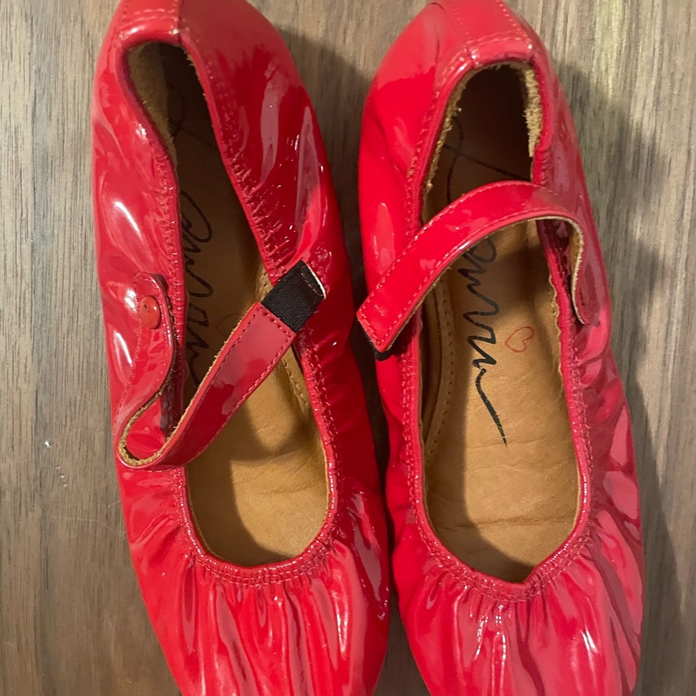 Pretty red shoes ❤️